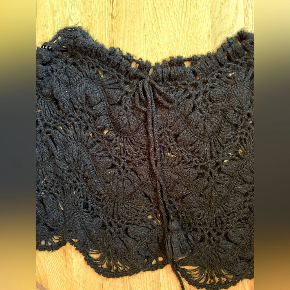 Super trendy, black poncho